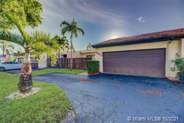 Royal Singapore Lake, 19625 E Lake Dr #, Hialeah, Florida 33015, image 2