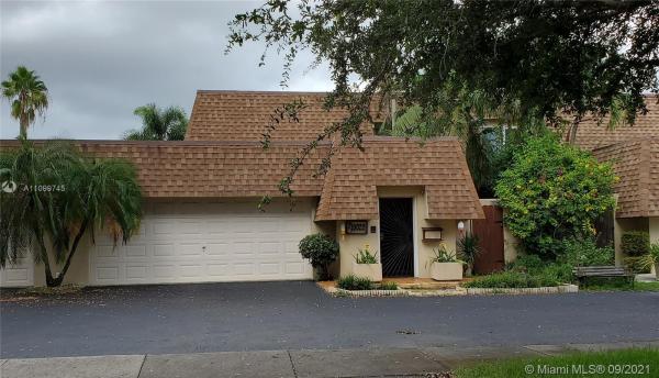 Country Club Of Miami Fairway Villas, 19020 W Lake Dr, Hialeah, Florida 33015, image 2