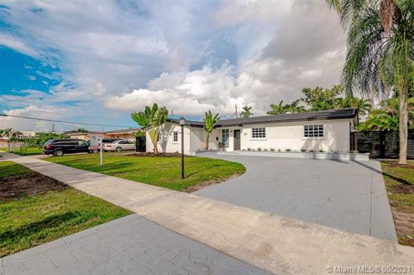 Darlington Manor, 5811 SW 93rd Pl, Sunset, Florida 33173, image 2