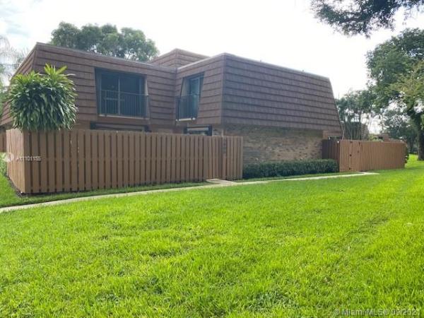 Camelot Gardens, 2600 Lakeview Ct, Cooper City, Florida 33026, image 2