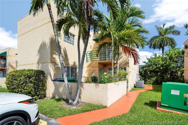 Les Chateaux At International Gardens, 11855 SW 18th Ter #71, Tamiami, Florida 33175, image 2