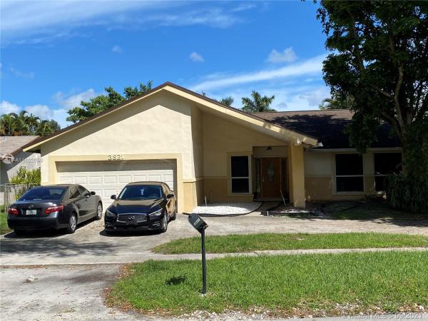 Kennilworth Townhouses, 3821 E Woodscape Dr, Miramar, Florida 33023, image 2