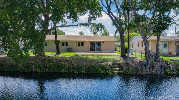 Bel Aire, 10411 SW 199th St, Cutler Bay, Florida 33157, image 2