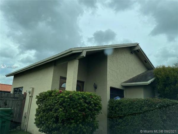 Les Chalets, 444 SW 99th Ct, Fountainebleau, Florida 33174, image 2