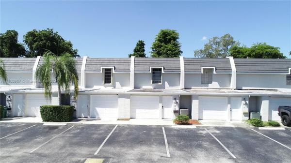 Country Club Of Miami Fairway Townhouses, 19168 Bobolink Dr #19168, Hialeah, Florida 33015, image 2