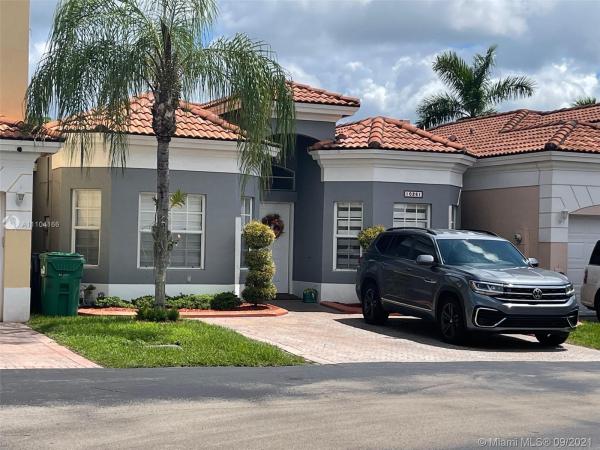 Lennar Townhomes At Forest Lakes, 10261 SW 162nd Ct, The Hammocks, Florida 33196, image 2