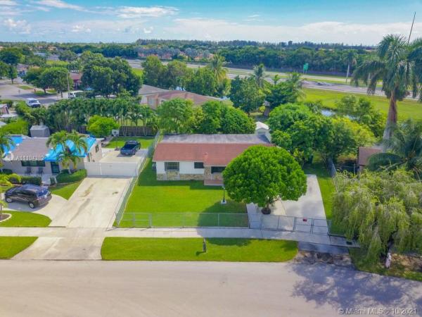 Gem Homes, 29735 SW 143rd Ct, Leisure City, Florida 33033, image 2
