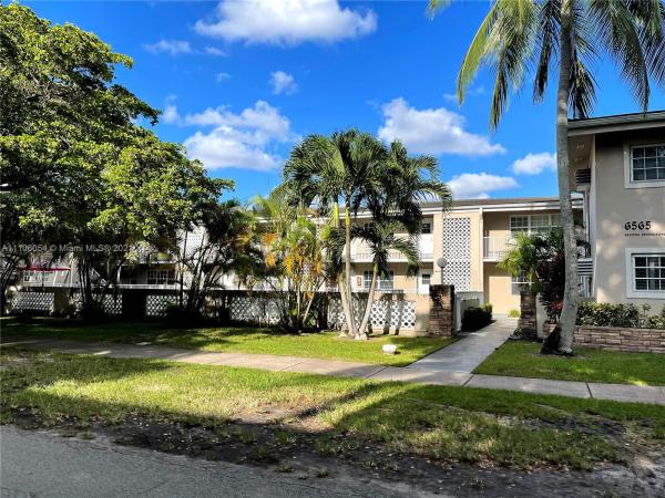 Santona, 6565 Santona St #B3, Coral Gables, Florida 33146, image 2