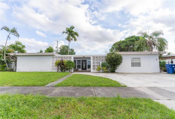 Sky Lake, 2020 NE 185th Ter, North Miami Beach, Florida 33179, image 2