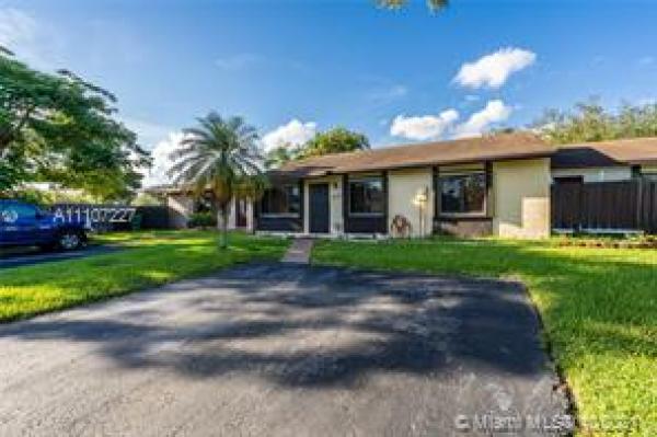 San Sebastian Townhouses, 4712 SW 136th Pl #4712, Kendale Lakes, Florida 33175, image 2