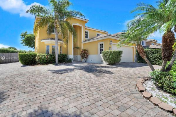 Pelican Bay At Old Cutler Lakes, 8878 SW 211th Ln, Cutler Bay, Florida 33189, image 2