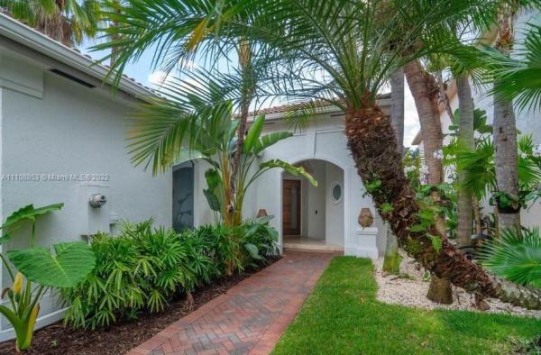 Presidential Estates, 1662 Diplomat Dr, Ojus, Florida 33179, image 1