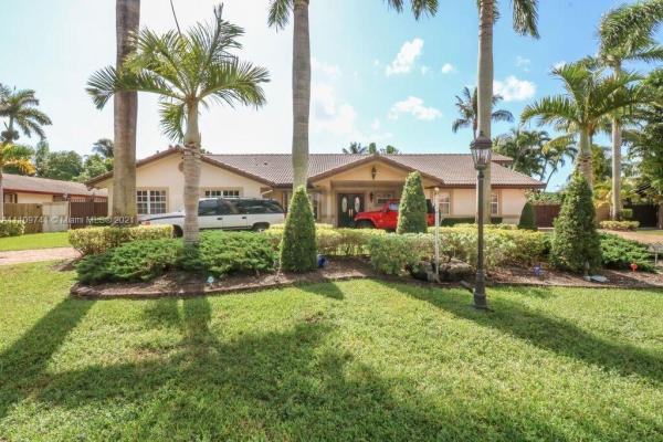 Montgomery Manors, 11865 SW 112th Ave Cir, Kendall, Florida 33176, image 2