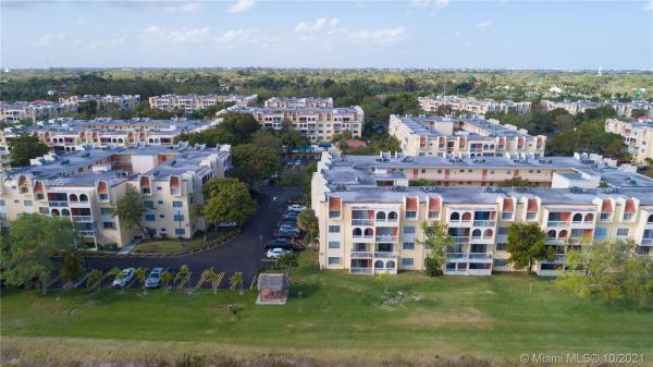Village Of Kings Creek, 7830 Camino Real #K402, Glenvar Heights, Florida 33143, image 2