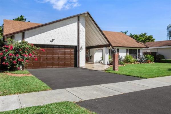 Calusa Club Estates, 13271 SW 98th St, The Crossings, Florida 33186, image 2