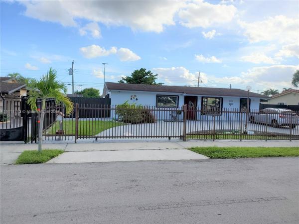 Heftler Homes, 10440 SW 40th St, Westwood Lakes, Florida 33165, image 2