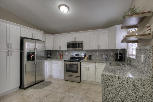 Villas Of Deerwood, 14539 SW 122nd Pl 0, Three Lakes, Florida 33186, image 2