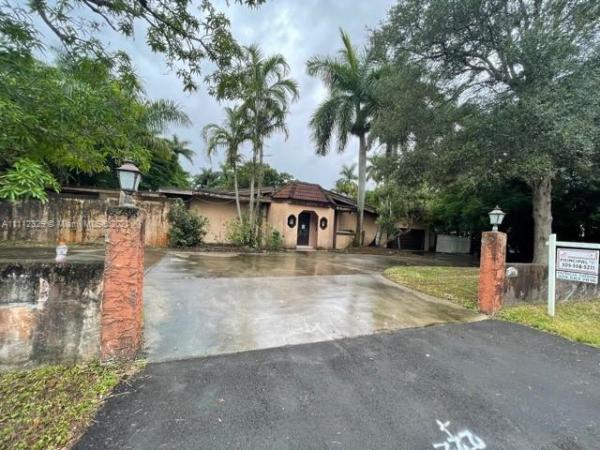 Biscayne Gardens, 460 NE 154th St, Golden Glades, Florida 33162, image 2