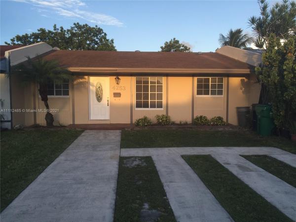 Royale Green, 4253 SW 130th Ct, Kendale Lakes, Florida 33175, image 2