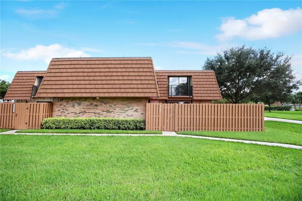 Camelot Gardens, 2605 Garden Ct, Cooper City, Florida 33026, image 2