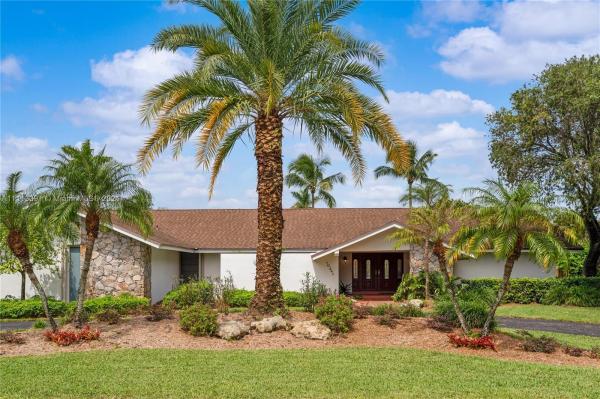 Pine Needle Manors, 10241 SW 125th St, Kendall, Florida 33176, image 2