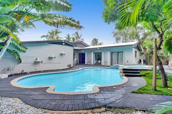 Highland Manor, 550 NE 180th Dr, North Miami Beach, Florida 33162, image 2