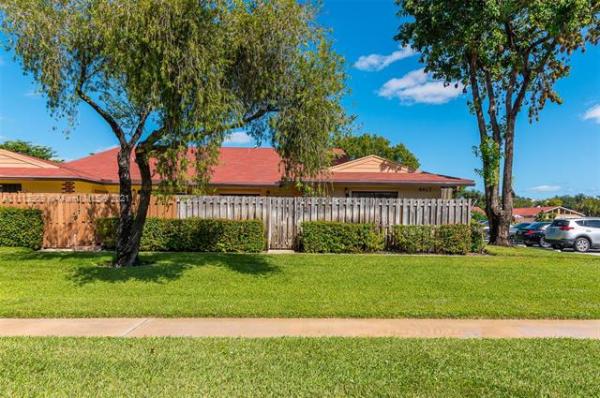 Westchester Townhouses, 4417 Woodstock Dr #D, West Palm Beach, Florida 33409, image 2