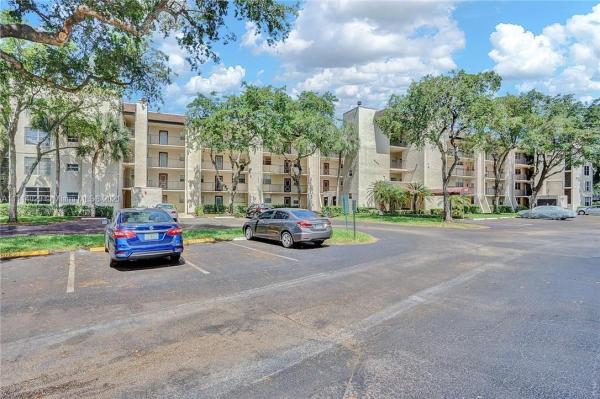Poinciana Place Of Pine Island Ridge, 9470 Poinciana Pl #305, Davie, Florida 33324, image 2