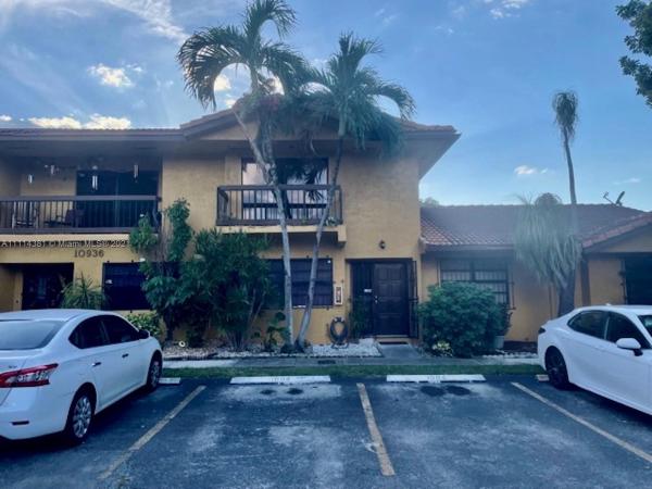Patio Grande Townhomes, 10936 NW 7th St #1004, Fountainebleau, Florida 33172, image 2