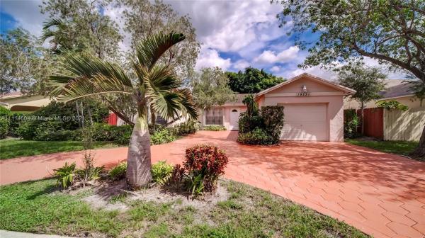 Country Lake Manors, 19231 NW 61st Ave, Country Club, Florida 33015, image 2