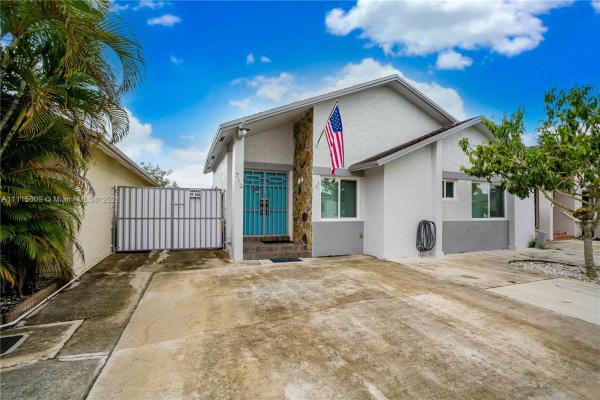 Les Chalets, 712 SW 100th Court Cir, Fountainebleau, Florida 33174, image 2