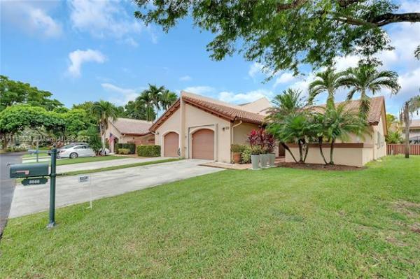 Kings Court West, 8566 SW 113th Pl, Kendall, Florida 33173, image 2