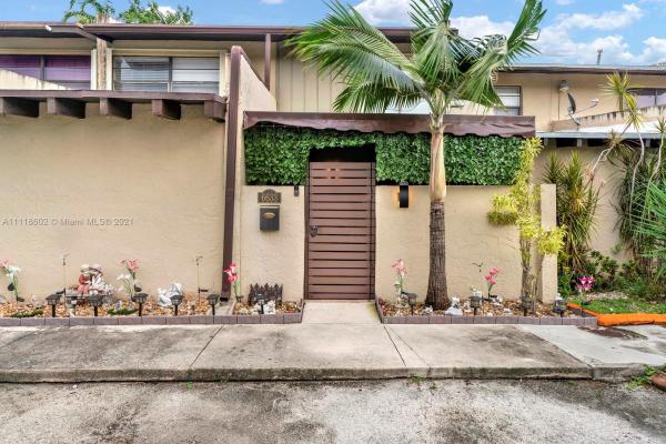 Snapper Creek Townhouses, 6633 SW 113th Ct, Kendall, Florida 33173, image 2