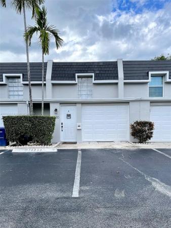 Country Club Of Miami Fairway Townhouses, 19230 Bobolink Dr, Hialeah, Florida 33015, image 2
