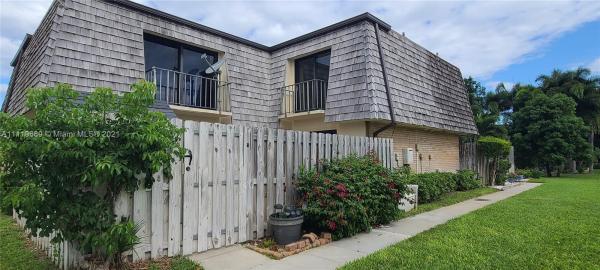 Lakewood Of Palm Springs, 22 Lake Arbor Dr, Palm Springs, Florida 33461, image 2