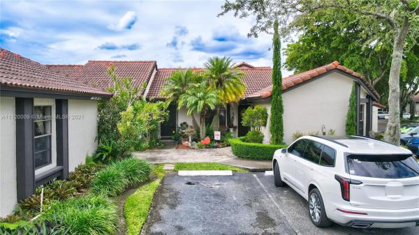 Village Homes At Lakes Of The Meadow, 4849 SW 152nd Ct #36H, Kendall West, Florida 33185, image 2