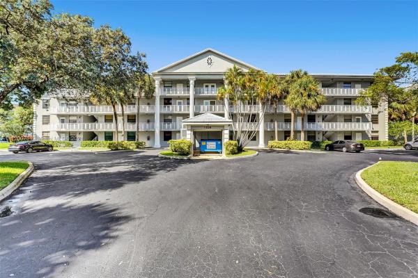 Whitehall Of Pine Island Ridge, 1526 Whitehall Dr #304, Davie, Florida 33324, image 2