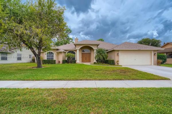 Sugar Pond Manor, 13590 Jonquil Pl, Wellington, Florida 33414, image 2