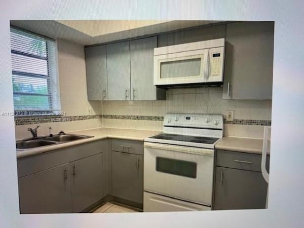 1370 NE 119th St #17, Unincorporated Dade County, Florida 33161, image 2