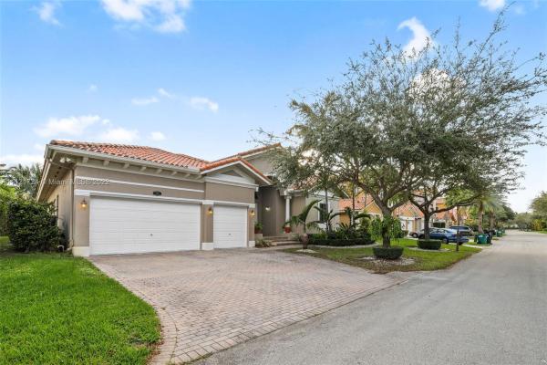 Cutler Cay, 7914 SW 194th St, Cutler Bay, Florida 33157, image 2