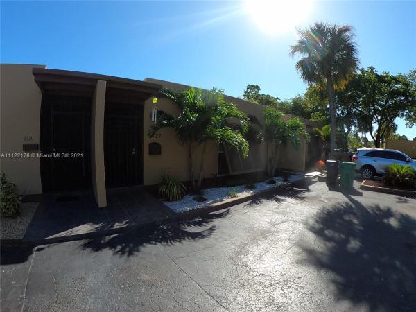 Loch Lomond East, 6727 Kingsmoor Way #6727, Miami Lakes, Florida 33014, image 2