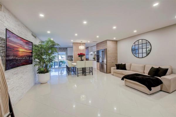 Loch Lomond East, 15904 Kilmarnock Dr #15904, Miami Lakes, Florida 33014, image 2