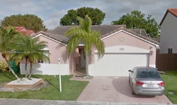 Weitzer At Lago Mar, 15793 SW 75th Ter, Kendale Lakes, Florida 33193, image 2