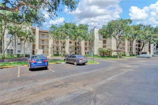 Poinciana Place Of Pine Island Ridge, 9470 Poinciana Pl #404, Davie, Florida 33324, image 2