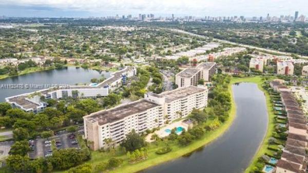Canongate, 800 NE 195th St #214, Ives Estates, Florida 33179, image 2