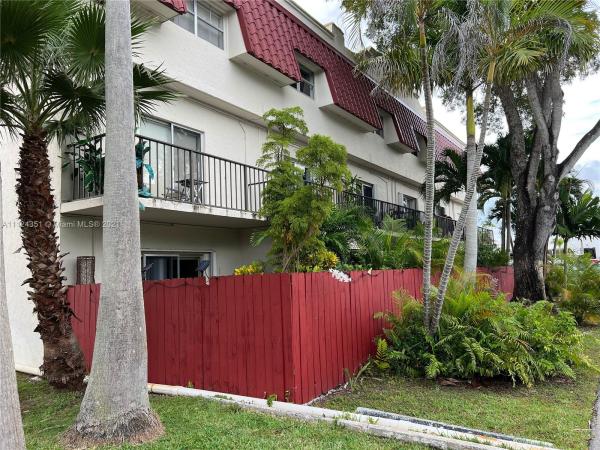Villas Of Pinecrest, 8600 SW 67 Ave #902, Pinecrest, Florida 33156, image 2