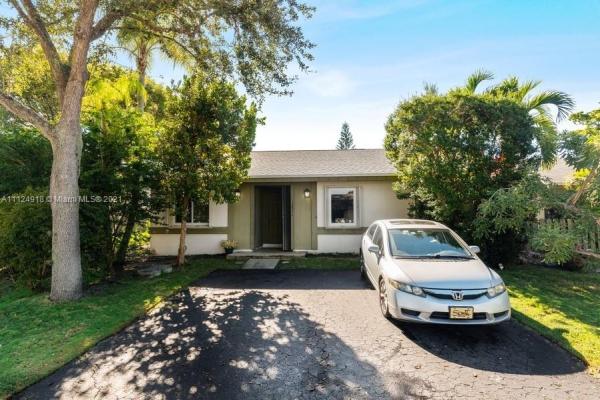 Devon Aire Villas, 12544 SW 118th Ter 0, The Crossings, Florida 33186, image 2