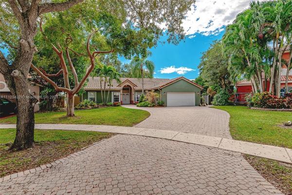 Lakes On The Green Gwendolyn, 8832 NW 194th Ter, Hialeah, Florida 33018, image 1