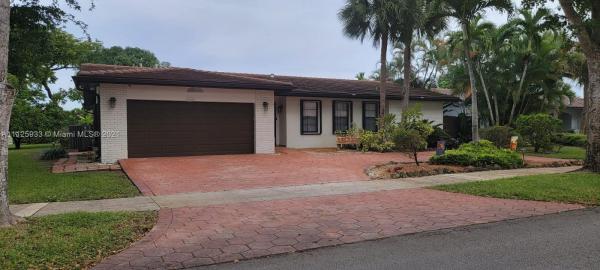Lake Glenn Ellen, 15041 Dunbarton Pl #, Miami Lakes, Florida 33016, image 2