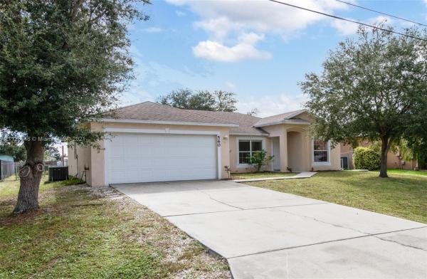 560 SW Dagget Ave, Florida 34953, image 2